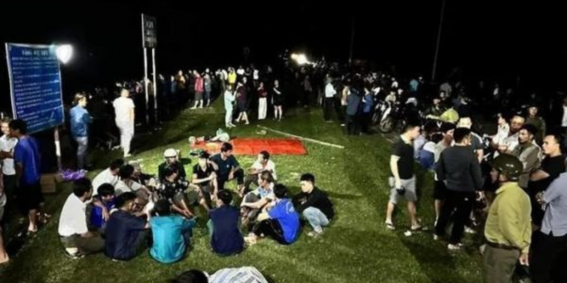 Người dân tập trung tìm kiếm. Ảnh: Sức khỏe & Đời sống