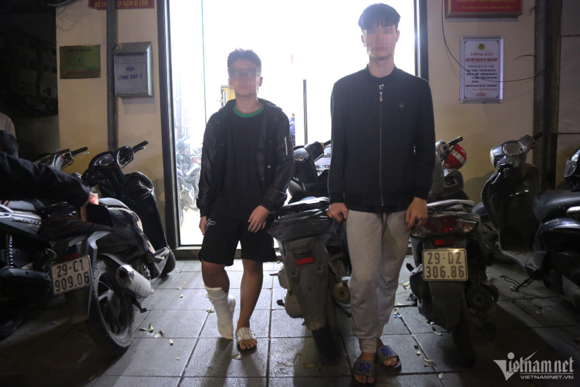 Qua kiểm tra, tổ công phát hiện thanh niên còn tàng trữ 1 gậy ba khúc trong xe. Ảnh: Vietnamnet.