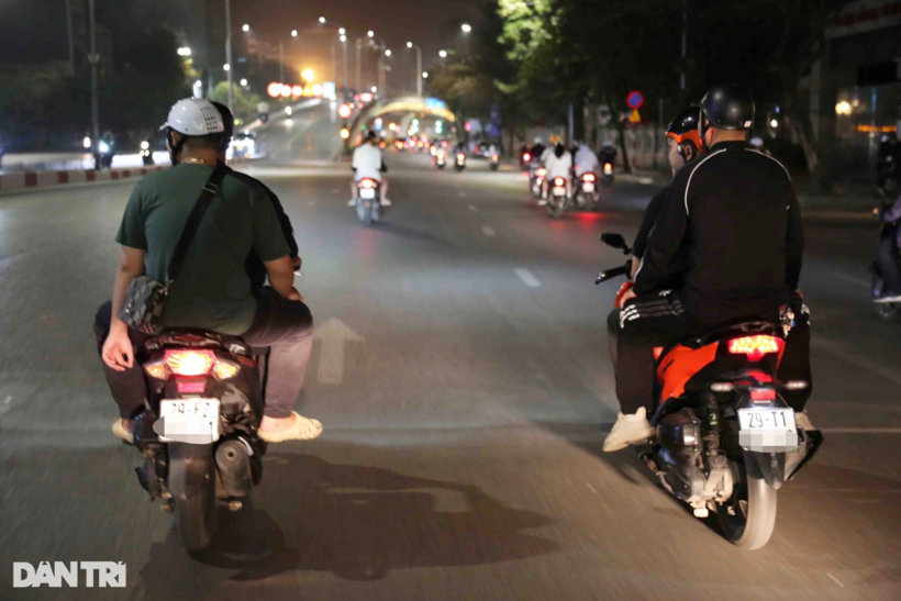 Tổ công tác 141 hóa trang tuần lưu trên các tuyến phố Hà Nội đêm 30, rạng sáng 31/3. Ảnh: Dân Trí.