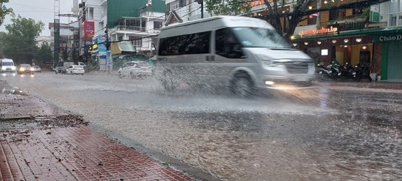 Nhiều nơi ở TP Đà Lạt ngập úng cục bộ. Ảnh: Công an Nhân dân