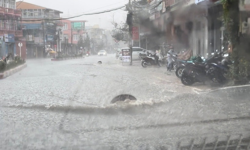 Mưa lớn kéo dài khoảng một giờ đồng hồ. Ảnh: Vnexpress
