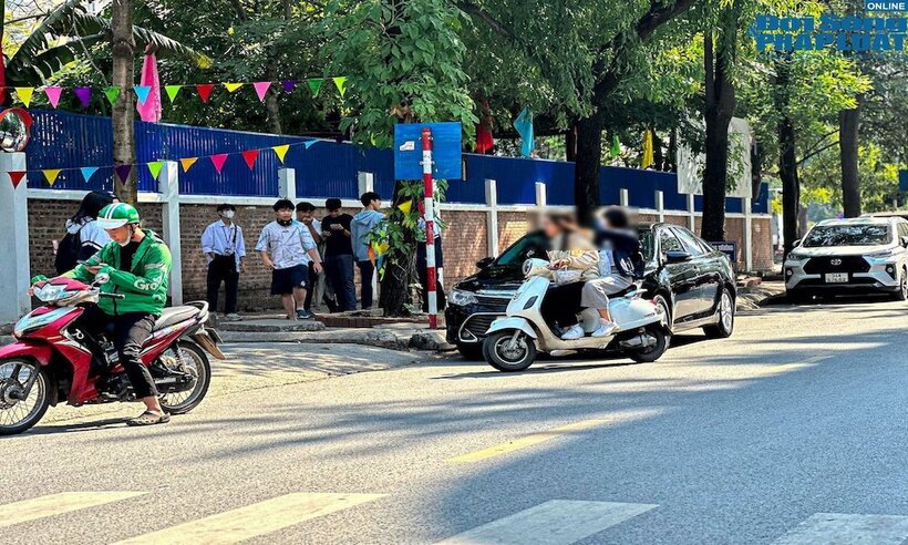 Học sinh trường THCS & THPT Lương Thế Vinh (Khu đô thị Nam Trung Yên, Cầu Giấy, Hà Nội) không đội mũ bảo hiểm khi tham gia giao thông