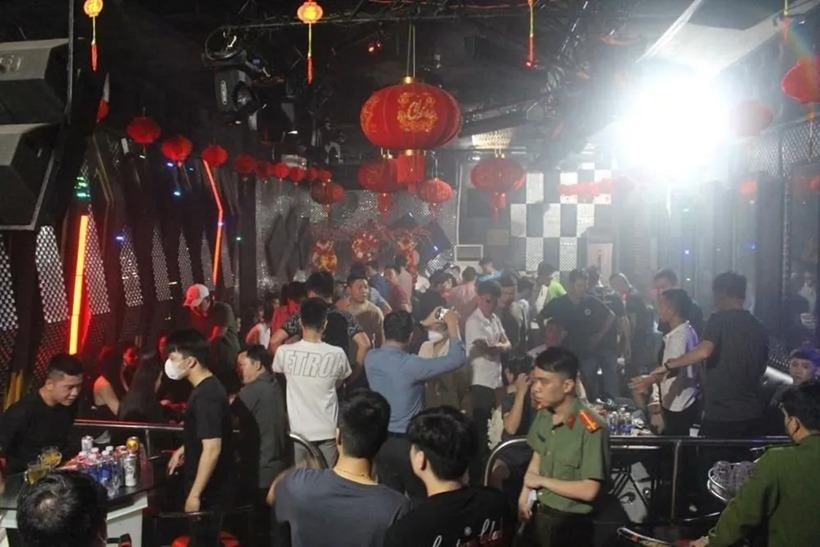 Quán bar thời điểm lực lượng chức năng kiểm tra. Ảnh: Báo Giao thông