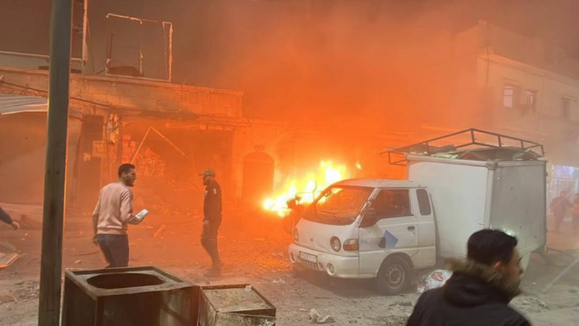 Hiện trường vụ đánh bom xe giữa khu chợ ở thị trấn Azaz, Aleppo, Syria vào đêm thứ Bảy.
