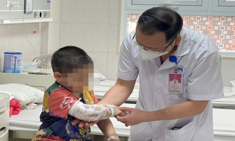 Bác sĩ thăm khám cho bệnh nhi 3 tuổi. Ảnh: Dân Trí