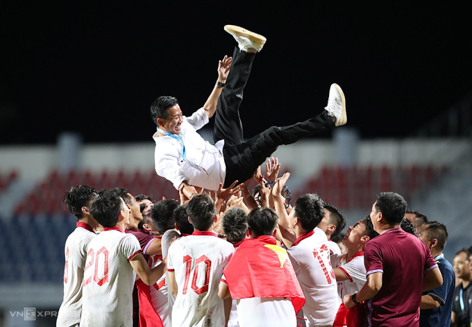 HLV Hoàng Anh Tuấn được các cầu thủ U23 Việt Nam công kênh sau khi đánh bại Indonesia trong trận chung kết U23 châu Á 2023 hồi tháng 8/2023. Ảnh: VnExpress