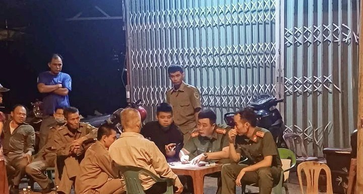 Công an đến khám nghiệm hiện trường. Ảnh: Pháp luật TP.HCM