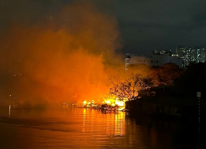 Người dân xung quanh tìm cách dập lửa nhưng bất thành. Ngọn lửa bùng lên dữ dội, thiêu rụi nhiều căn nhà.