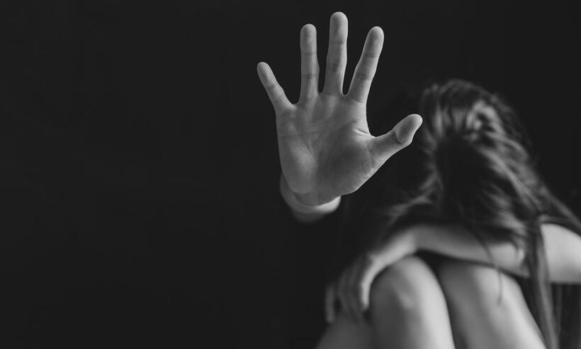 Điều tra nghi vấn bé gái bị cha dượng xâm hại suốt 2 năm. Ảnh minh họa.