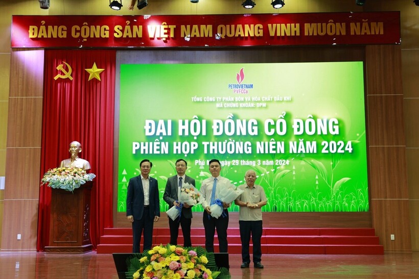 Trao hoa chúc mừng ông Nguyễn Xuân Hòa và ông Phan Công Thành được bầu vào HĐQT PVFCCo