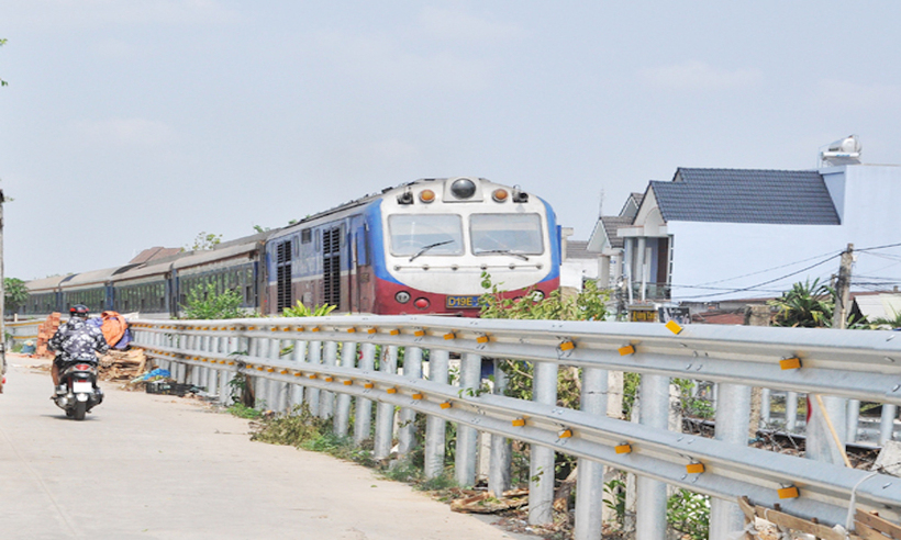 Bộ GTVT đang nghiên cứu và kiến nghị cấp có thẩm quyền xem xét cho phép sử dụng hành lang an toàn giao thông đường sắt để xây dựng đường gom với mục đích xóa bỏ lối đi tự mở qua đường sắt