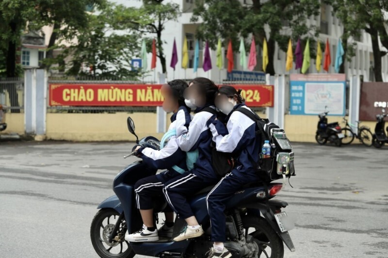 Hình ảnh học sinh đi xe máy đến trường đèo 3, không đội mũ bảo hiểm. Ảnh: Công an nhân dân.