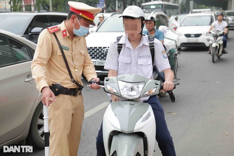 Em D. chưa có bằng lái xe, chưa đủ tuổi điều khiển xe máy trên 50CC bị tổ công tác dừng xe. Ảnh: Dân Trí.