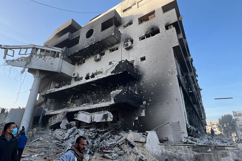 Ông Mohammed Mahdi, người dân ở đây, đã mô tả cảnh tượng của cơ sở y tế lớn nhất Gaza đã “hoàn toàn bị hủy diệt". Một số tòa nhà bị thiêu rụi và nhiều thi thể được tìm thấy.