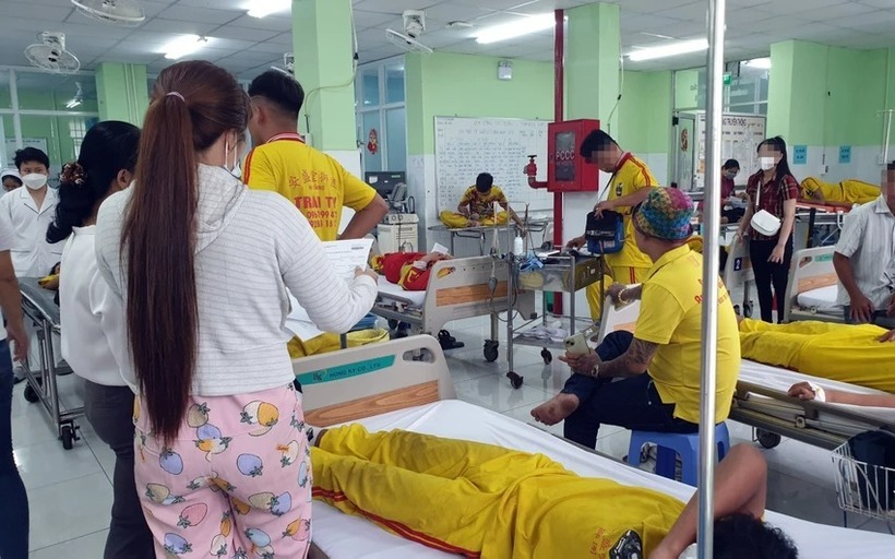 Nhiều bệnh nhân nhập viện sau khi ăn bánh mì, bánh bao được phát miễn phí. Ảnh: Pháp luật TP.HCM