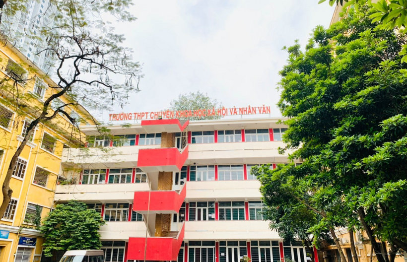 Trường THPT chuyên Khoa học Xã hội và Nhân văn.
