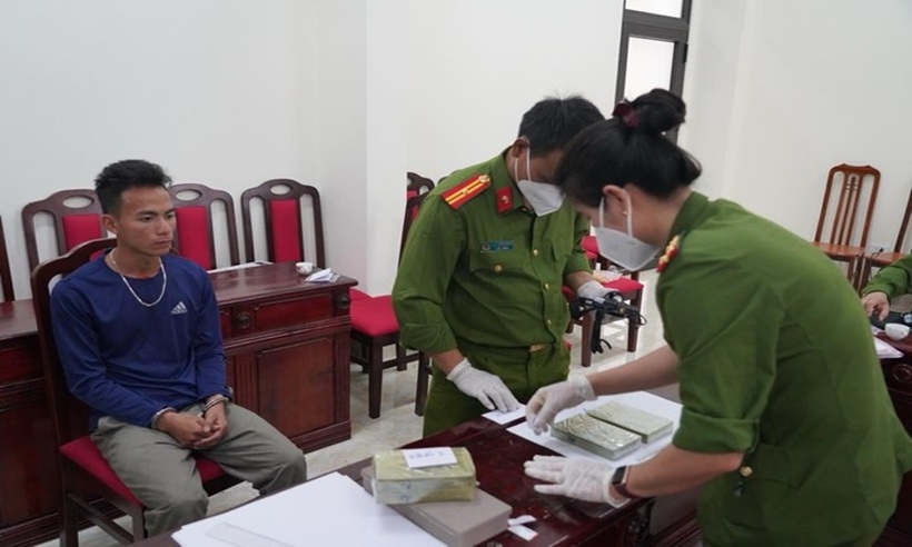 Đối tượng Giàng Seo Dình (ngồi bên trái).