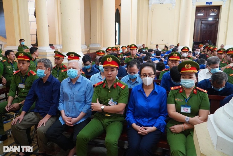 Các bị cáo tại tòa ngày 3/4. Ảnh: Dân Trí
