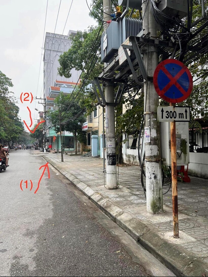 Việc biển báo có hiệu lực trước hay sau biển phụ thuộc vào loại biển và quy định cụ thể của từng loại biển.