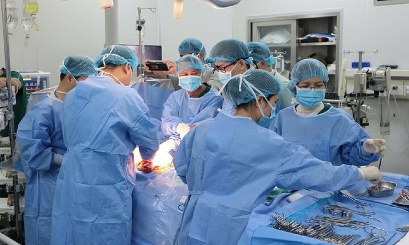 Ê kíp y bác sĩ tiến hành lấy tạng của nữ điều dưỡng. Ảnh: VTC News