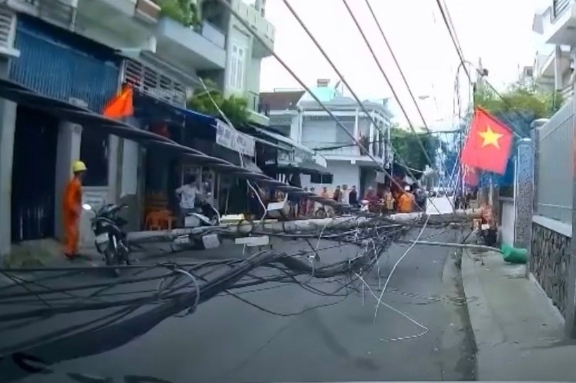 Cột điện đổ chắn ngang đường ở Nha Trang. Ảnh: Dân trí