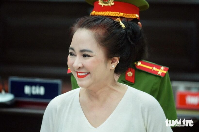 Bà Nguyễn Phương Hằng cười rất tươi khi gặp lại nhân viên của mình. Ảnh: Tuổi Trẻ