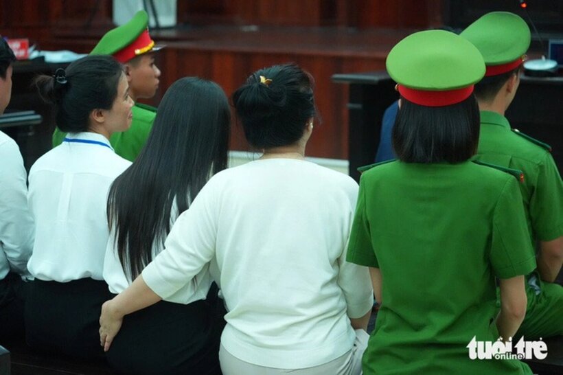 Bà Nguyễn Phương Hằng ôm lấy nhân viên của mình. Ảnh: Tuổi Trẻ