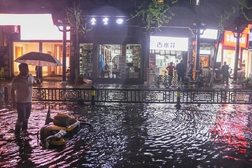 Đường phố ngập úng nghiêm trọng sau mưa lớn. Ảnh: Weibo