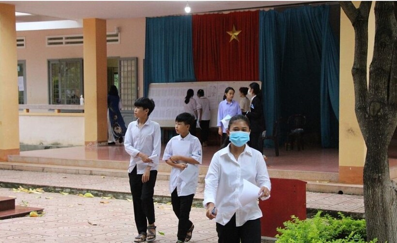 Thí sinh tham gia kỳ thi tuyển sinh lớp 10 năm học 2023 – 2024 tại Điểm thi Trường THPT Dân tộc nội trú (DTNT) N’Trang Lơng, TP. Buôn Ma Thuột. Ảnh: Báo Đắk Lắk