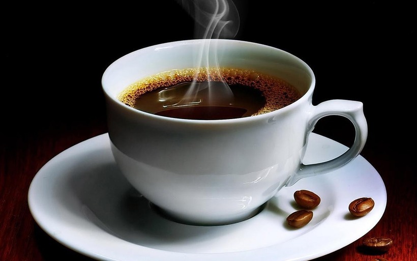 Caffeine trong cà phê, trà đen, cola và sôcôla có thể làm tình trạng táo bón trở nên trầm trọng hơn. Ảnh minh họa