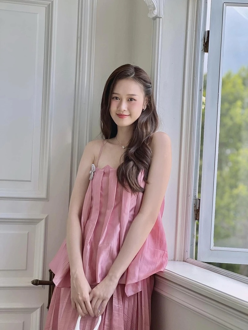 Quỳnh Anh sinh năm 1999, kém Anh Đức 12 tuổi có ngoại hình xinh đẹp, vóc dáng cân đối.