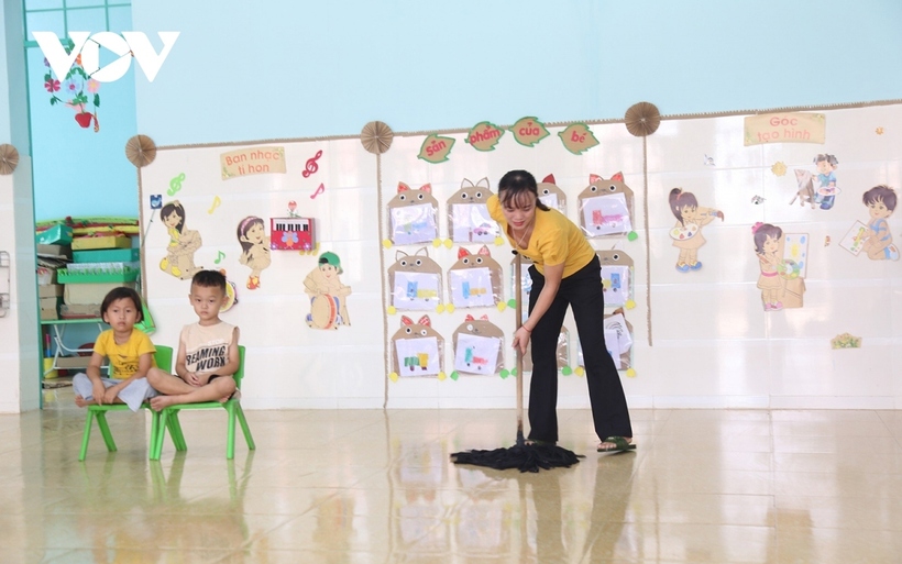 Giáo viên trường mầm no vệ sinh lớp học để phòng bệnh tay chân miệng cho trẻ. Ảnh: VOV.