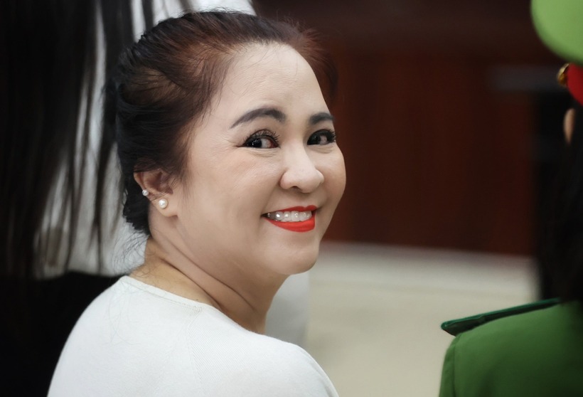 Bà Hằng tươi cười, xuất hiện tại tòa. Ảnh: VnExpress