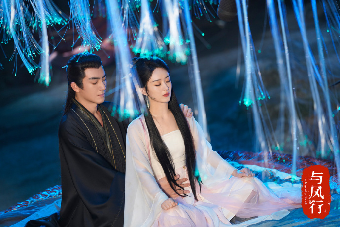 Cảnh Hành Chỉ Thần quân trị thương cho Thẩm Ly tại nơi ở của đại yêu Kim Xà. Ảnh: Weibo