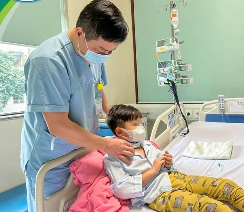 Bệnh nhi hiện đã được xuất viện nhưng vẫn cần tái khám định kỳ. Ảnh: Báo Giao Thông