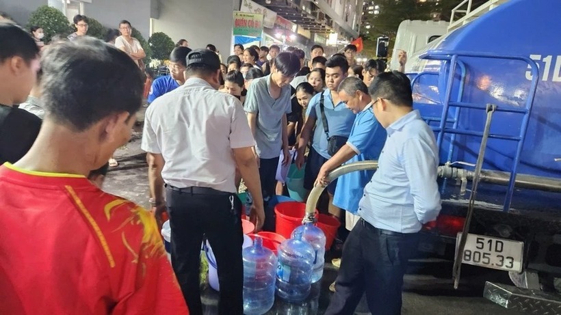 Rất đông người dân sắp hàng chờ lấy nước sinh hoạt. Ảnh: Pháp luật TP.HCM