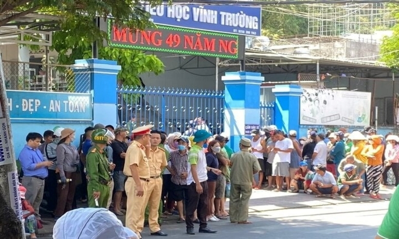 Nhiều phụ huynh tập trung trước cổng trường để đón con sau khi vụ việc xảy ra. Ảnh: VTC News