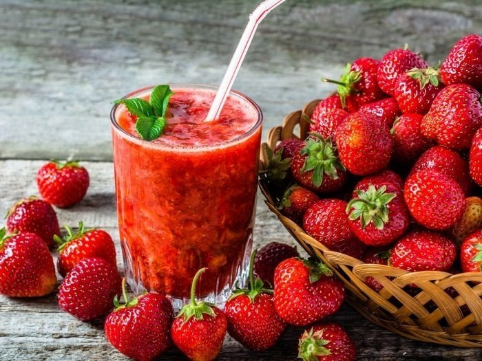 Còn gì tuyệt vời hơn khi được thưởng thức một ly sinh tố dâu tây mát lạnh, chua ngọt.