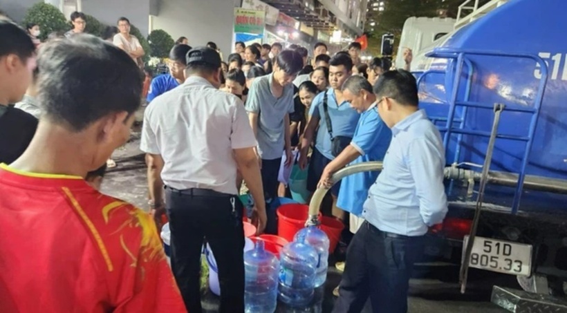Phía Công ty CP Cấp nước Thủ Đức sau đó có điều xe bồn đến cung ứng nước tạm thời cho cư dân. Ảnh: Báo Người lao động.