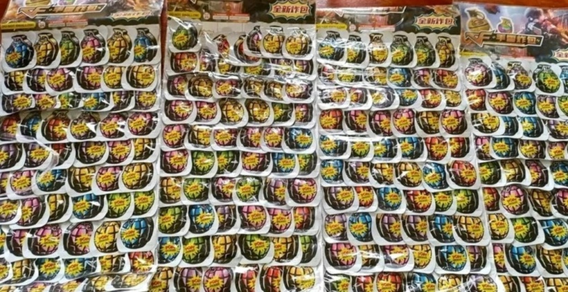 Loại đồ chơi nguy hiểm có tên là "bom thối" đang xuất hiện tại cổng một số trường tiểu học trên địa bàn tỉnh Quảng Trị. Ảnh: Báo Tuổi trẻ.