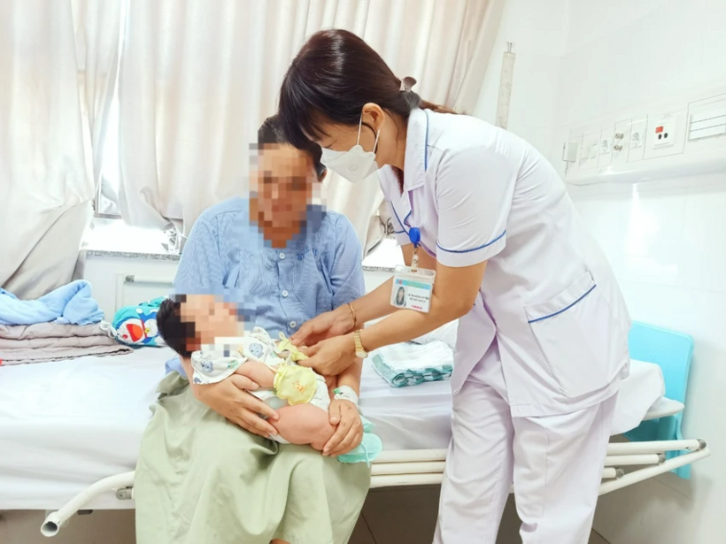 Bé trai nặng 5,5kg và mẹ sau sinh được chăm sóc tại bệnh viện Vũng Tàu. Ảnh: Pháp luật TP.HCM
