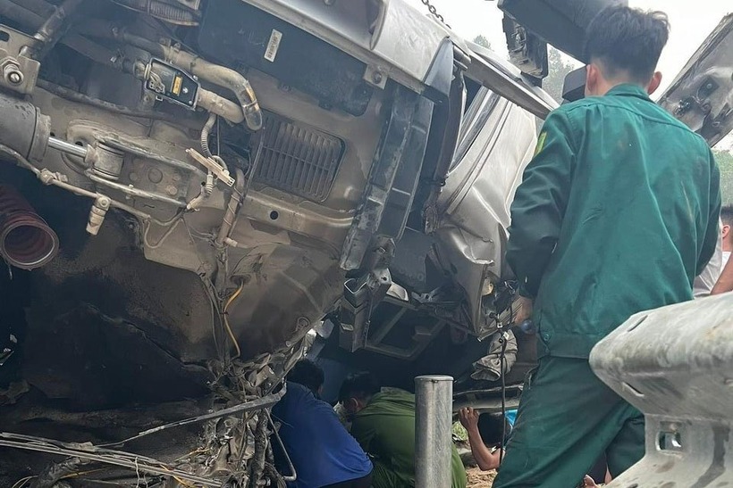 Ba người bị kẹt trong xe được lực lượng chức năng và người dân hỗ trợ đưa ra ngoài để cấp cứu. Ảnh: Giao Thông