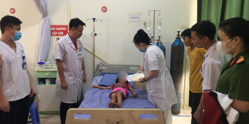 Lãnh đạo bệnh viện và đại diện các cơ quan chính quyền đến thăm, đông viên bệnh nhi. Ảnh: BVCC