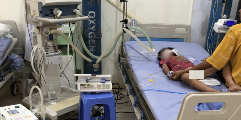 Bệnh nhi được cấp cứu tại Bệnh viện Đa khoa huyện Mường La. Ảnh: BVCC