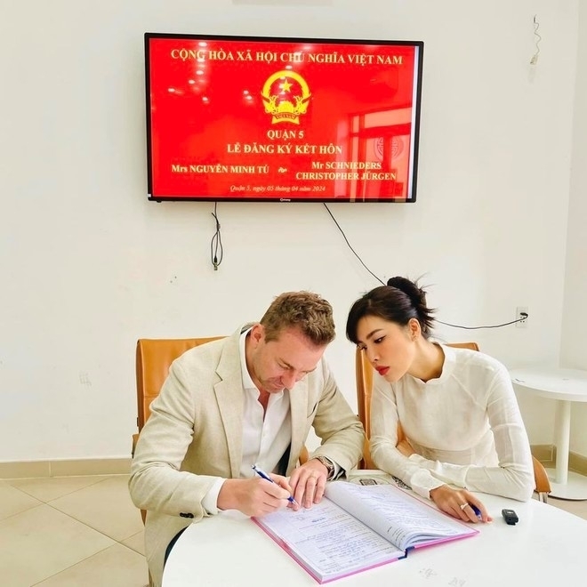 Minh Tú và vị hôn phu chính thức đăng ký kết hôn.