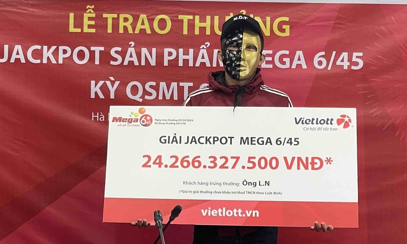 Nam thanh niên trúng độc đắc hơn 24 tỷ ở Long An. Ảnh: Viettlot.