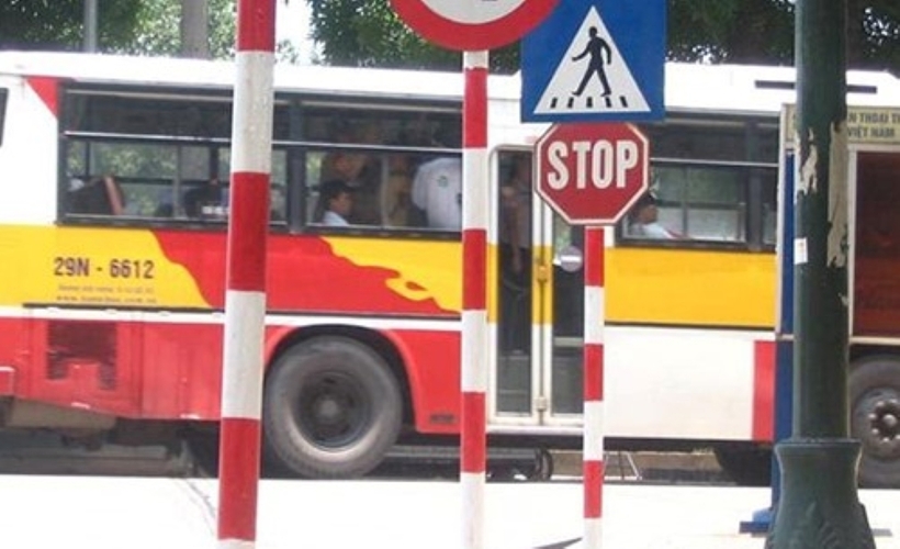 Khi gặp biển báo "STOP", tất cả các phương tiện đều bắt buộc phải dừng lại.