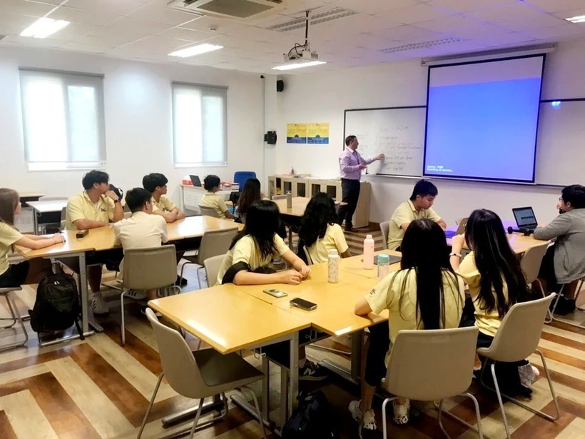 Học sinh trường Quốc tế AISVN quay trở lại trường. Ảnh: Pháp luật TP.HCM