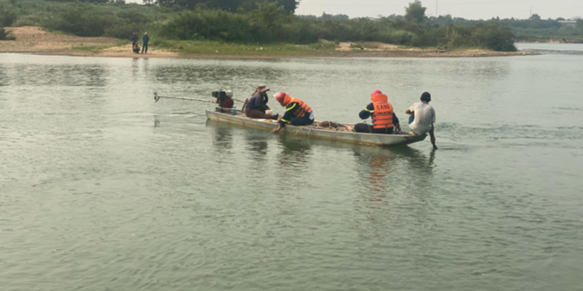 Lực lượng chức năng đang khẩn trương tìm kiếm nạn nhân. Ảnh: Sức khỏe & Đời sống