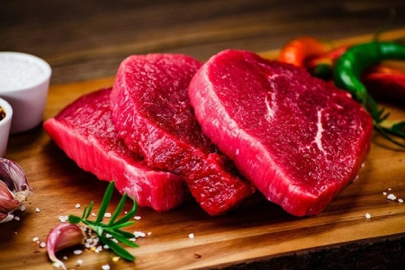 Không mua thịt bò có mùi khác lạ hoặc bị rỉ nước.